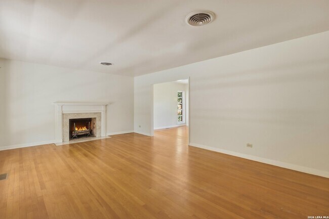 Building Photo - 207 Canyon Dr
