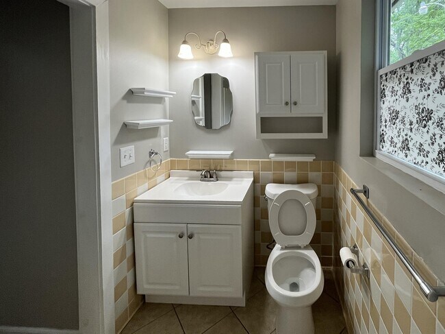 Building Photo - 316 W Chestnut Ave