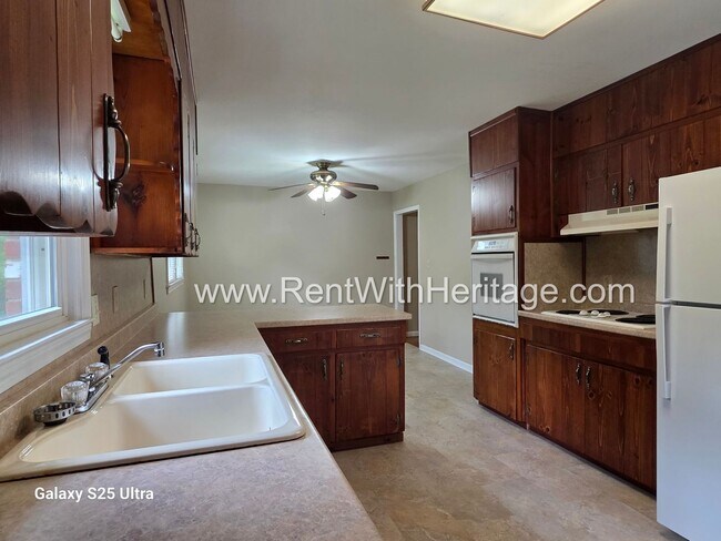 Building Photo - WOW!!! GORGEOUS RANCH WITH MANY UPGRADES / GREAT LOCATION/ PRIVATE YARD