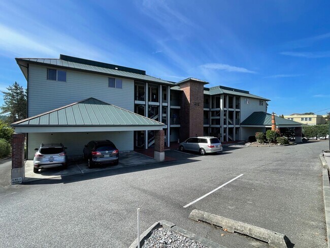 Building Photo - Beautiful Condo with Amazing View of the Harbor! OCCUPANCY LIMIT OF 3 OR LESS