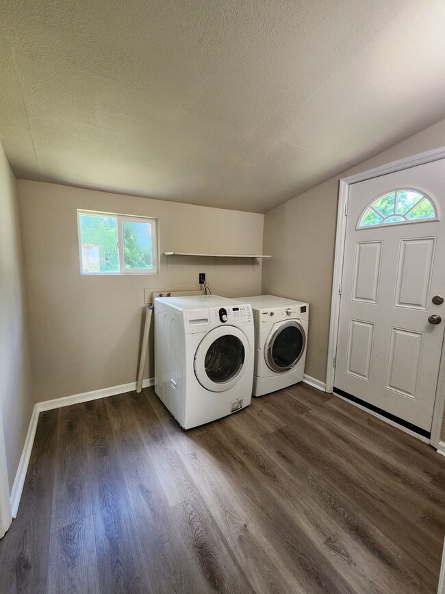 Building Photo - 2 Bed and 2 Bath Home