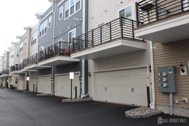 Building Photo - 6 Bond St