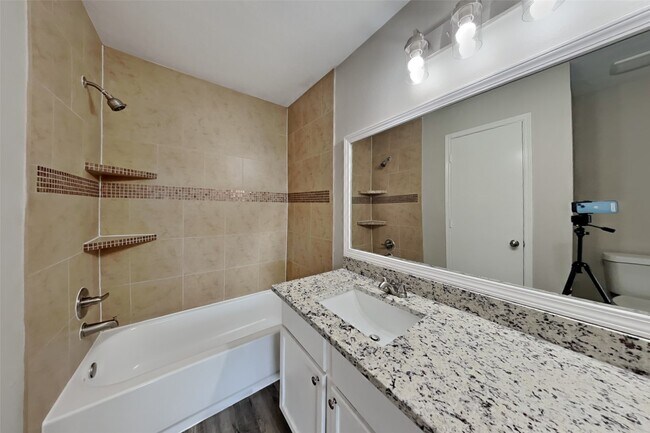 Building Photo - 17303 Davenway Dr