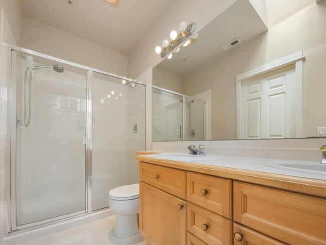 Building Photo - Comfortable 3-Bed End Unit Townhome Near F...