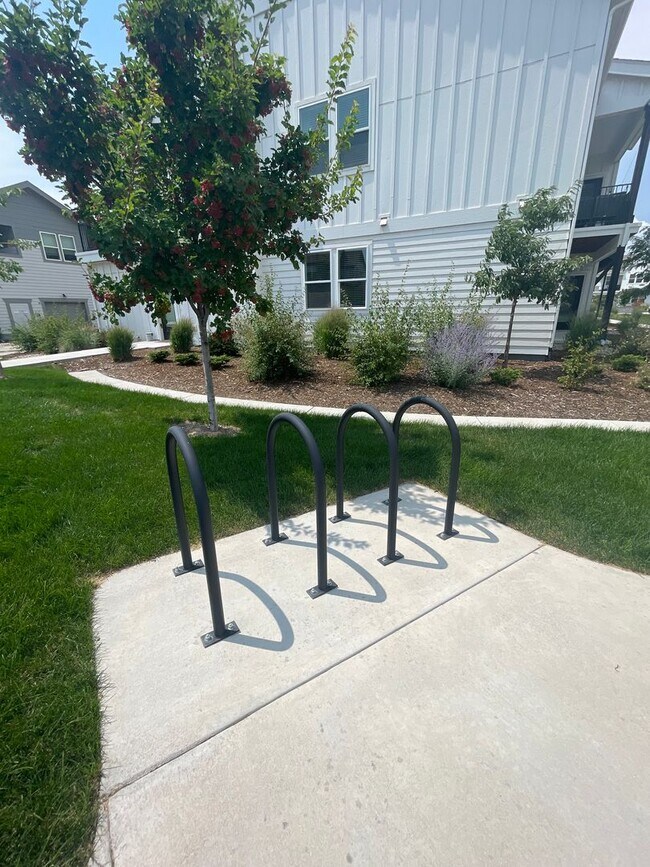 Building Photo - Luxury Condo - Water, Sewer, Basic Internet Included!