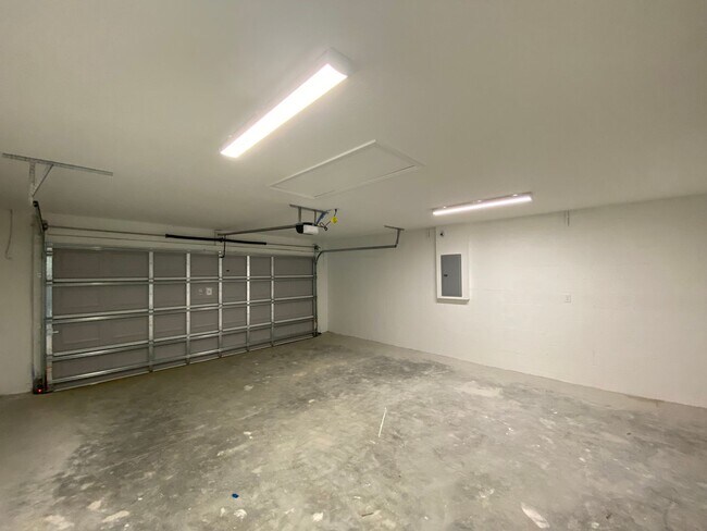 Building Photo - Desirable SE Neighborhood - 3/2/2 Silver Spring Shores **Available NOW**