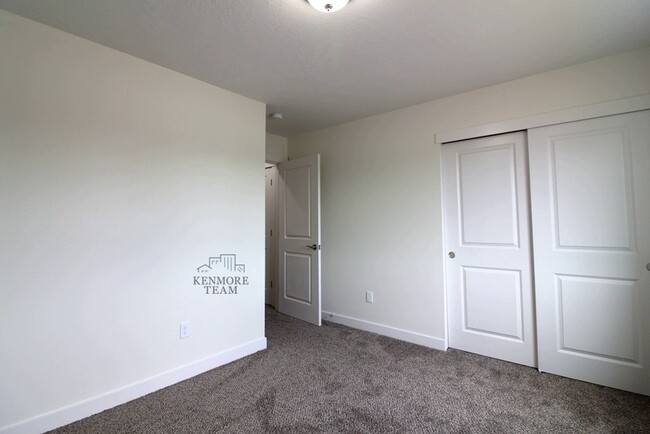 Building Photo - 3 Bedroom, 2.5 Bath + Flex Room Townhome in Kennewick
