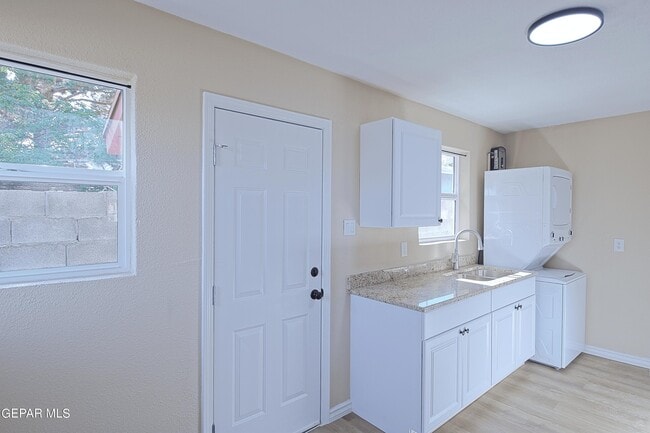 Building Photo - 4433 Yandell Dr