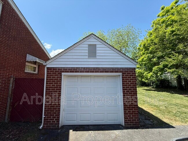 Building Photo - 1437 Valley St