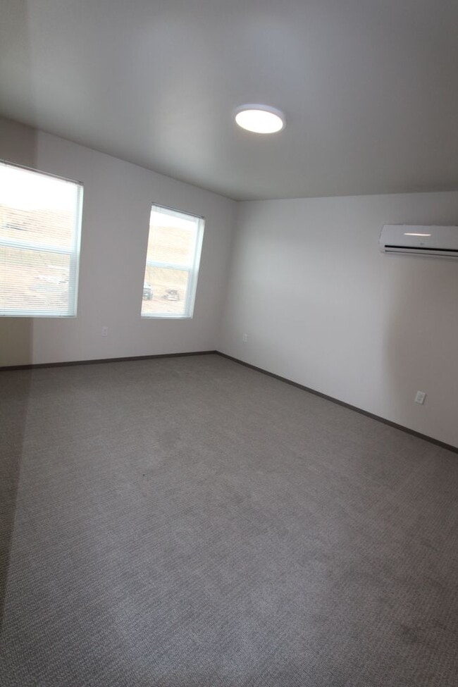 Building Photo - 907 Greenfield Dr