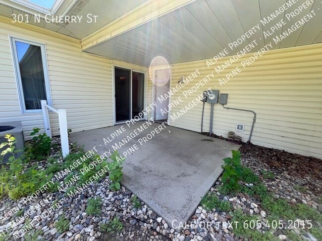 Building Photo - 301 N Cherry St