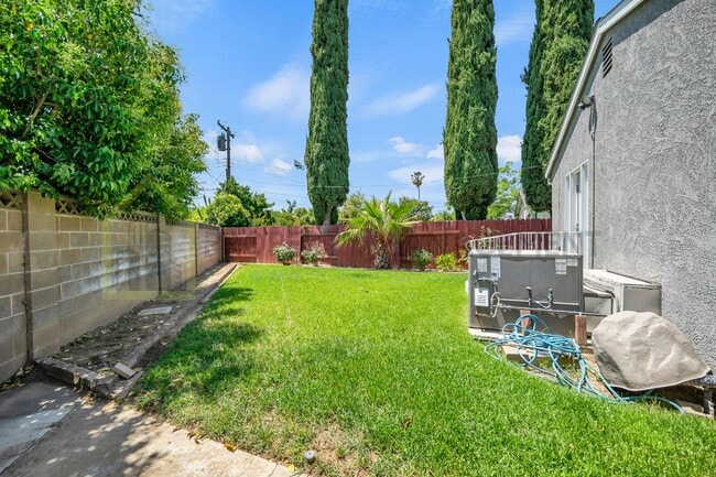 Building Photo - Charming 3-Bed Ranch Home with room for 4t...