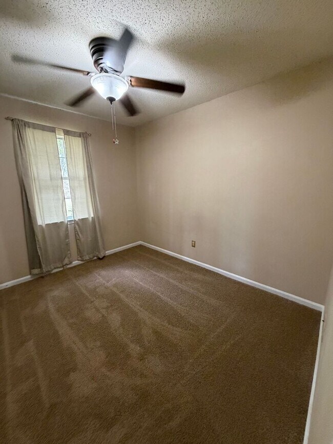 Building Photo - FOR RENT