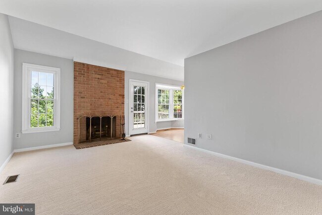 Building Photo - 5142 Woodford Dr
