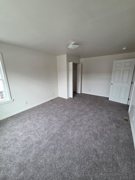 Bedroom - 210 W Wayne St