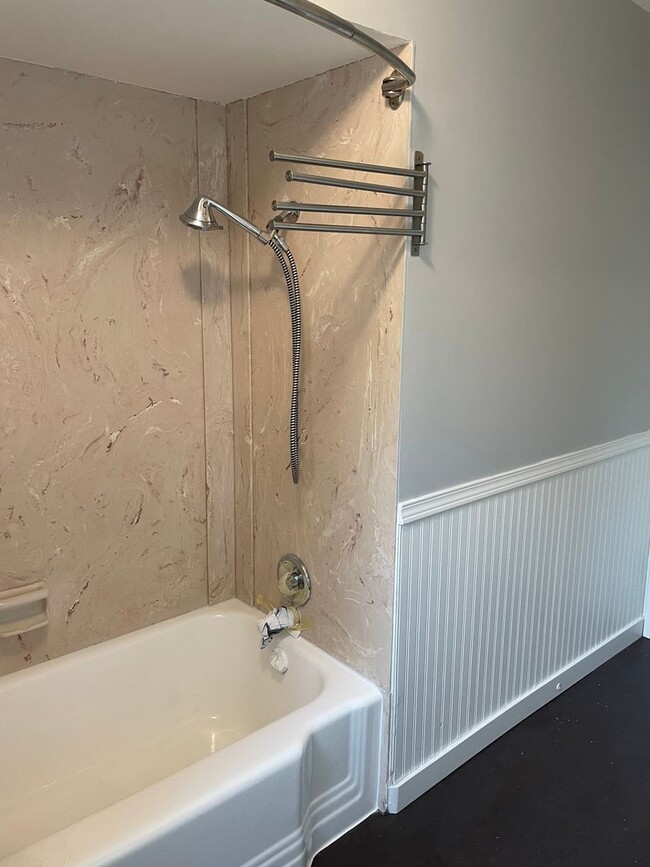 Building Photo - Spacious Mt Scott 3 bedroom house- Fenced backyard- Garage- W/D