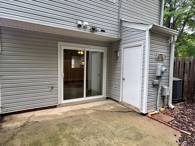 Building Photo - 3 Bedroom, 2.5 Bathroom Townhouse in Greensboro, NC!