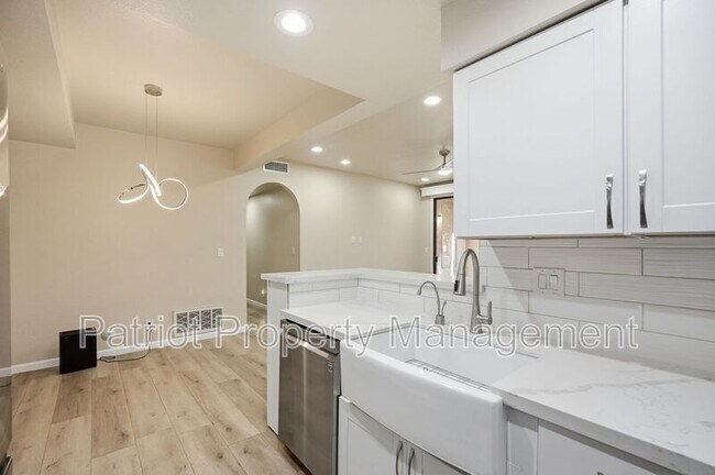 Building Photo - 9708-9708 E Vía Linda