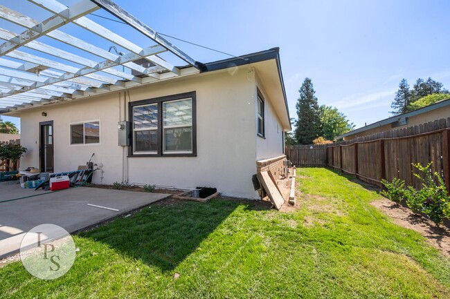 Building Photo - Beautifully Renovated Clovis Home, 3BR/3BA...