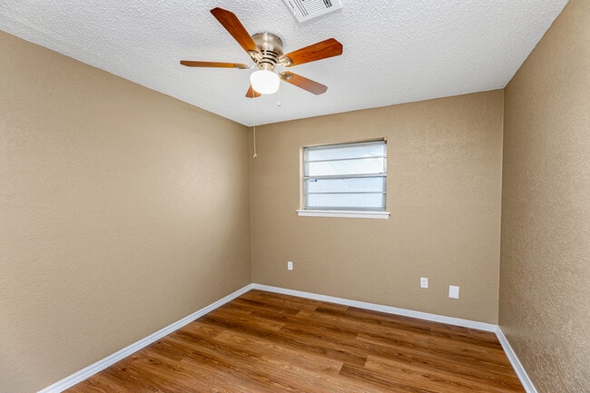 Building Photo - 4804 NW Hoover Ave