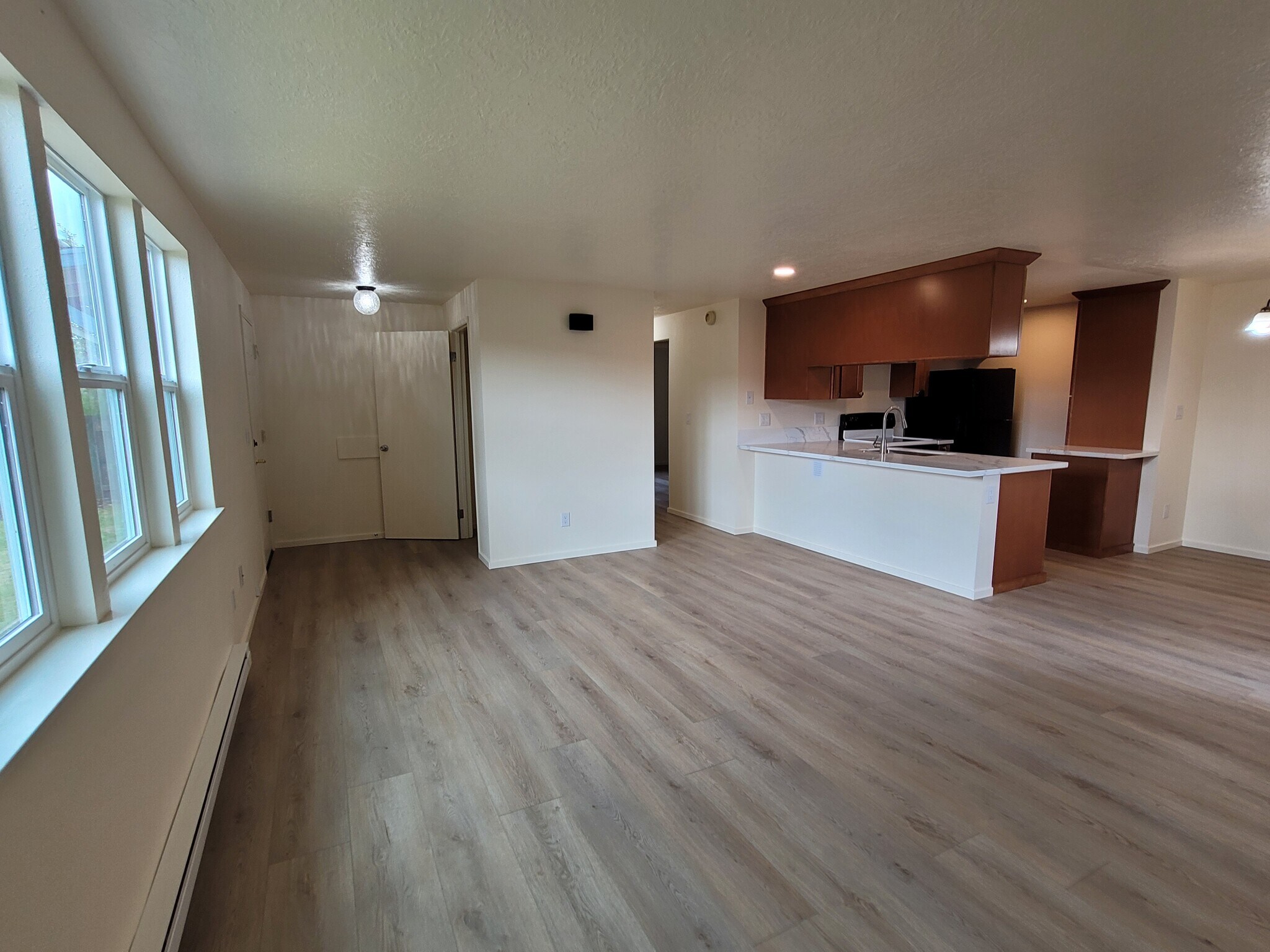 apt a facing towards bedrooms down hall - 1045 S Jasper St
