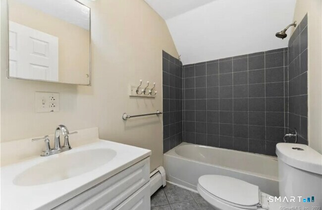 Building Photo - 204 Main St