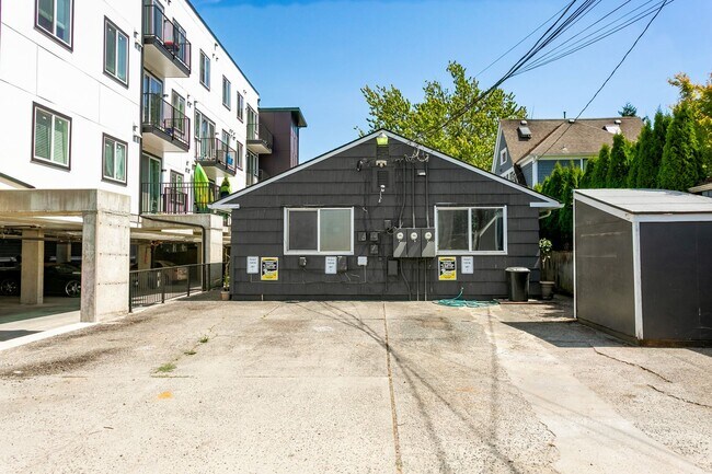 Building Photo - 610 S Sheridan Ave
