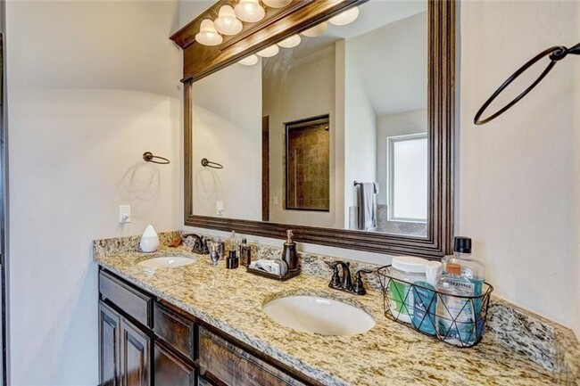 Building Photo - St James Park Home in Norman - Community Pool!  Available in April!
