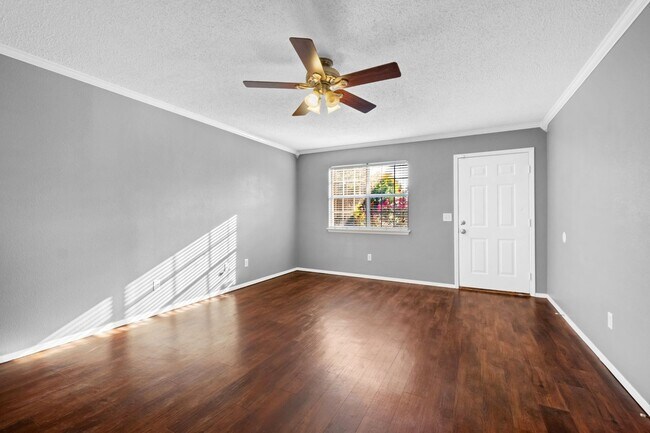 Building Photo - S Erika Ave Duplex