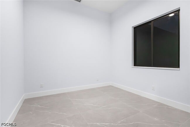 Building Photo - 142 SW 33rd Pl
