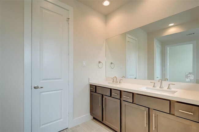 Building Photo - 1844 Parana Dr