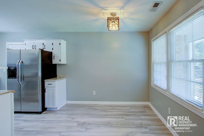 Building Photo - 443 Robin Dr