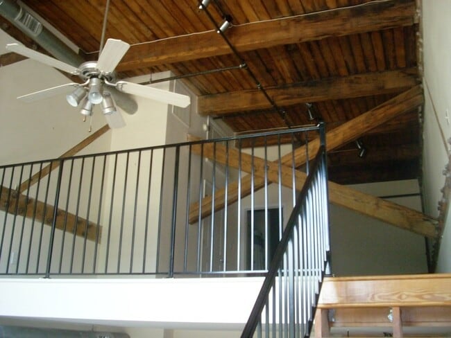Building Photo - -- AVAILABLE AUGUST 8TH -- 2 BR / 2 BA Spe...