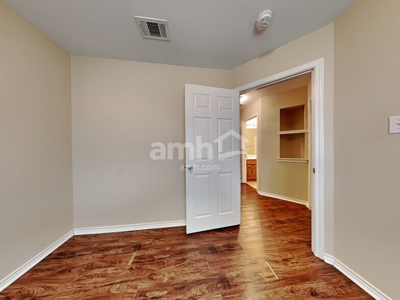 Building Photo - 1004 Lake Ridge Dr