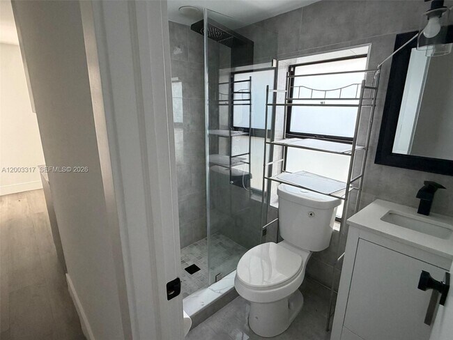 Building Photo - 638 SW 21st Ave