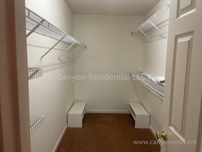 Building Photo - Beautiful 3b2b, ready to move in!