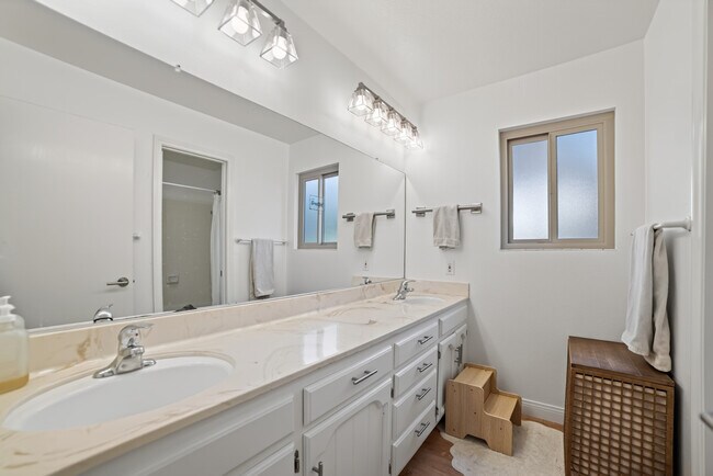 Building Photo - 14058 Tierra Bonita Rd