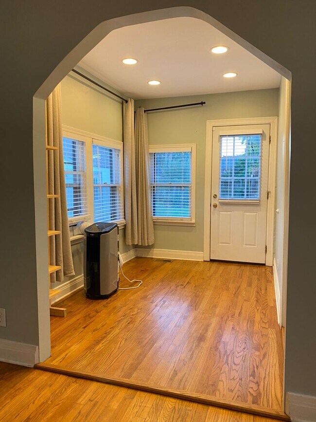 Building Photo - 2 Bedroom 2 Bathroom plus Bonus Room with ALL Appliances Included
