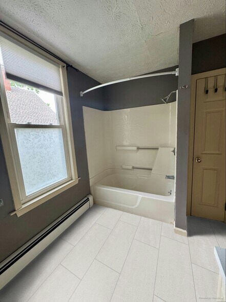 Bathroom - 84 High St