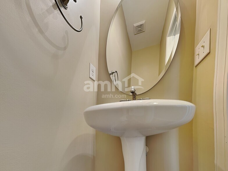 Building Photo - 6859 Coopers Hawk Trl