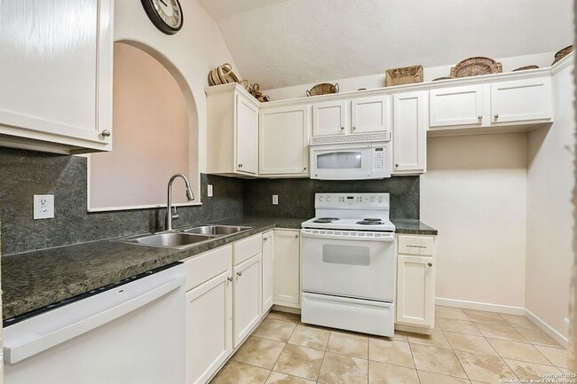 Building Photo - 1150 Green Hill Dr