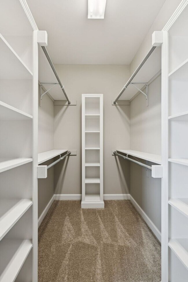 Building Photo - Welcome home to this beautifully maintaine...