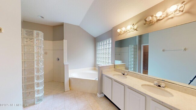 Building Photo - 11861 Lake Fern Dr