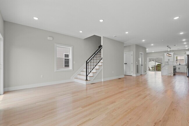 Building Photo - 403 Maple St
