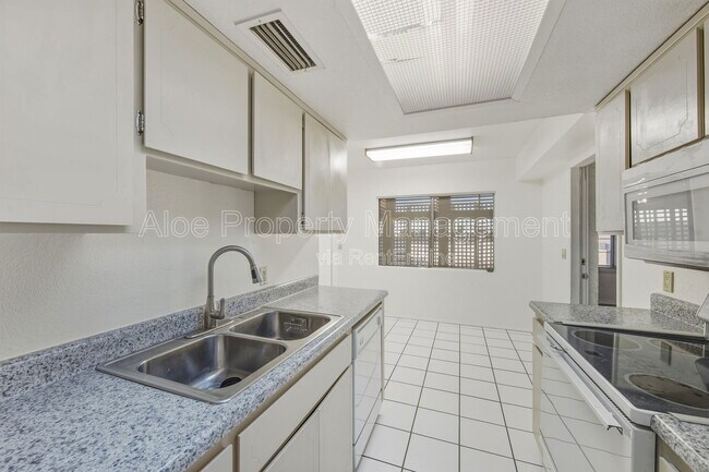 Building Photo - 6120 E Augusta Cir