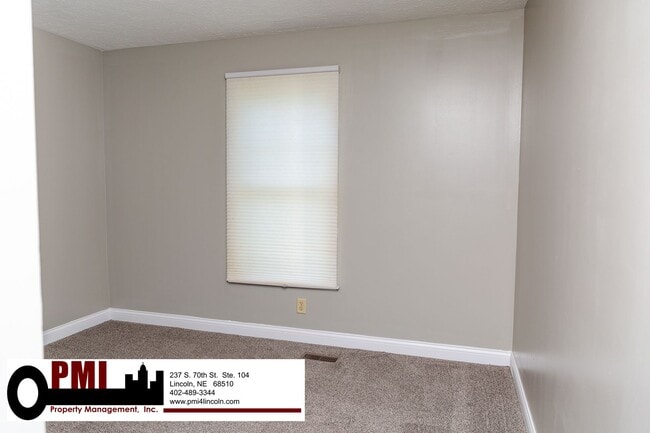 Building Photo - 3 Bedroom and 1.5 bathroom Duplex for rent