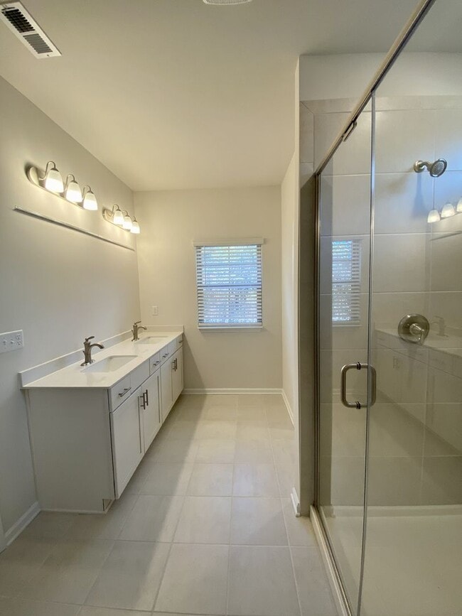 Building Photo - Beautiful 3BR/2.5BA Townhouse; Easy Access to I485 and Uptown