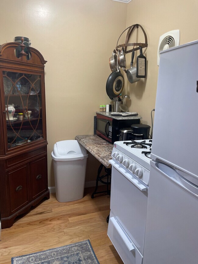 Building Photo - 198 Schools Dr