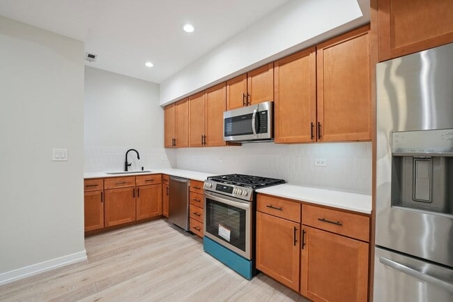 Building Photo - 1635 W Warren Blvd