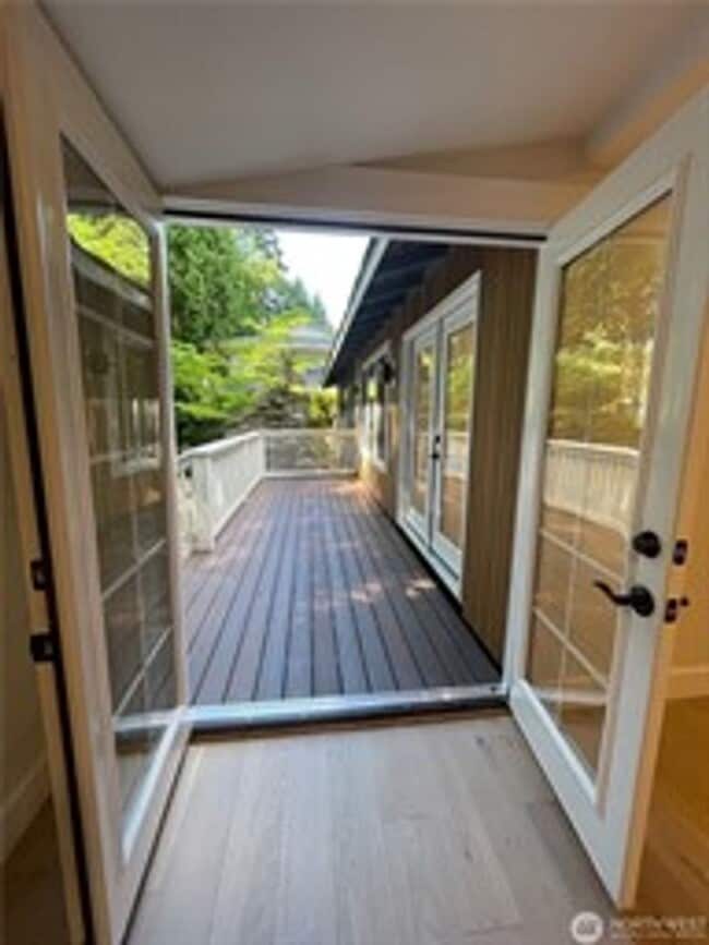 Building Photo - 3Bd/2.5Ba Mercer Island House